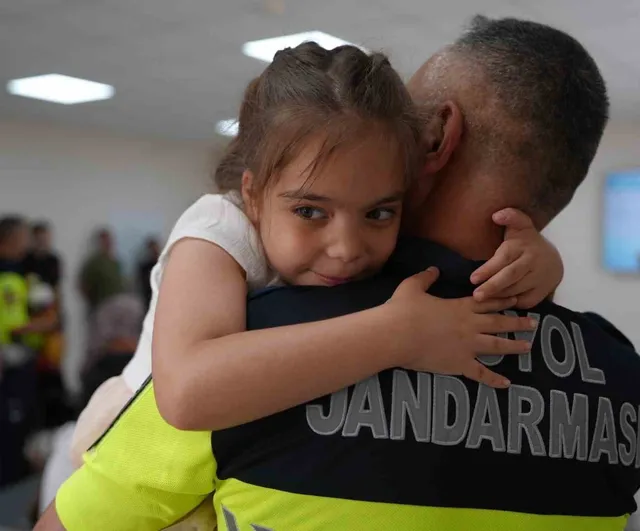 Düzce Belediyesi’nden eğitime gelen Jandarma personeline Babalar Günü sürprizi