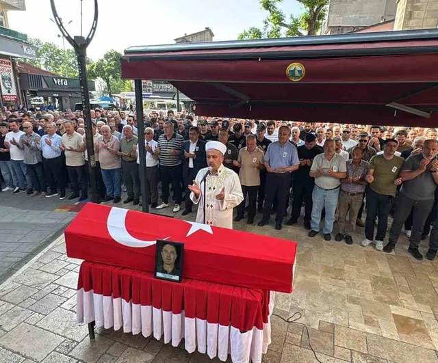 Düzce'de görevli polis memuru Samet Özdemir evinde kalp krizi sonucu yaşamını yitirdi