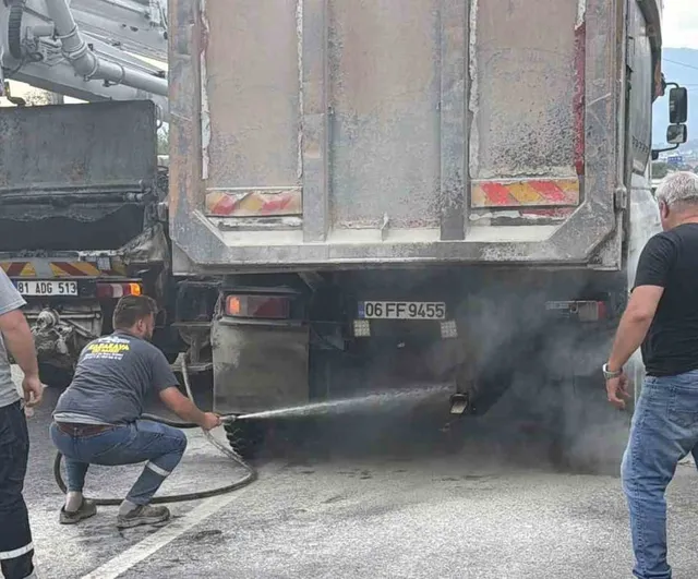 Düzce’de Kamyon Lastiği Alevlendi: Beton Pompası ve Mikser Sürücüleri Yangını Söndürdü