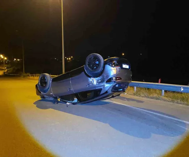Düzce'de Köprüde Zincirleme Kaza: Otomobil Kamyona ve Otomobile Çarpıp Takla Attı, 2 Yaralı