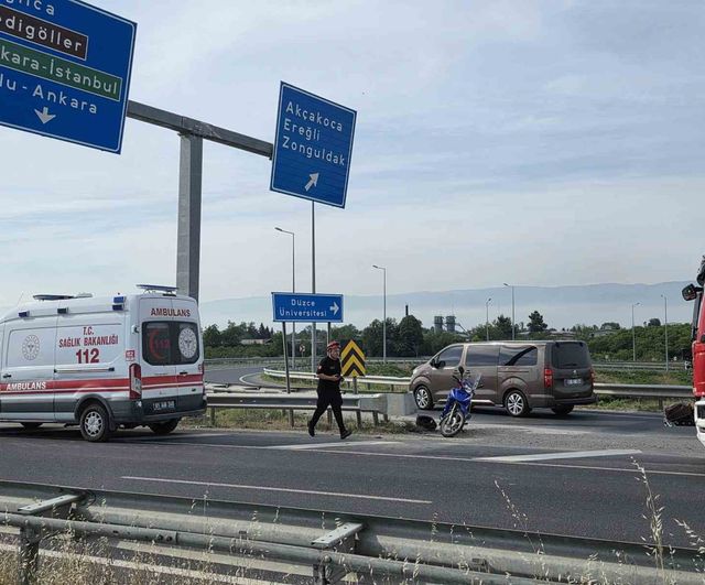 Düzce'de motosiklet virajı alamayıp çelik bariyere çarptı; sürücü hastaneye kaldırıldı