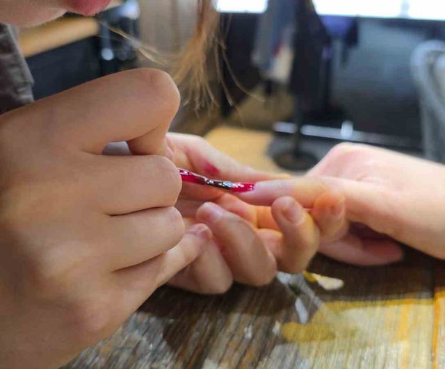 Düzce'de salon, A Milli Takım'a ay-yıldızlı tırnak ve ücretsiz hizmetlerle destek veriyor
