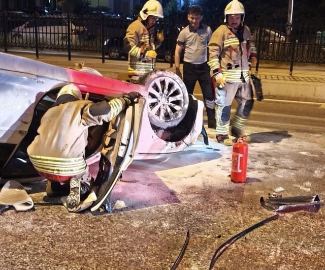 Edirne'de kavşakta refüje çarpan otomobil takla attı: 1 yaralı