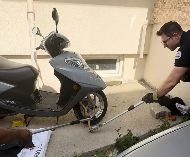 Edirne'de Park Halindeki Motosiklete Giren Yaklaşık 1 Metrelik Yılan İtfaiye Tarafından Çıkarıldı