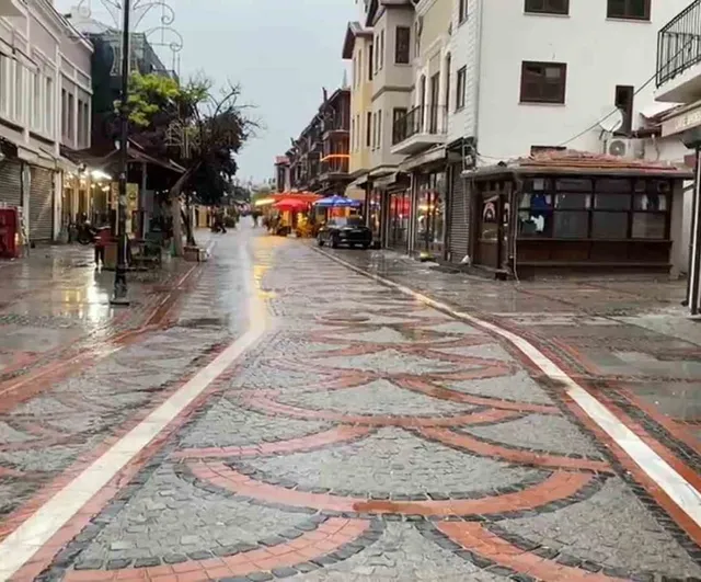 Edirne'de yağmura yakalanan vatandaş dev şemsiyeyle korundu