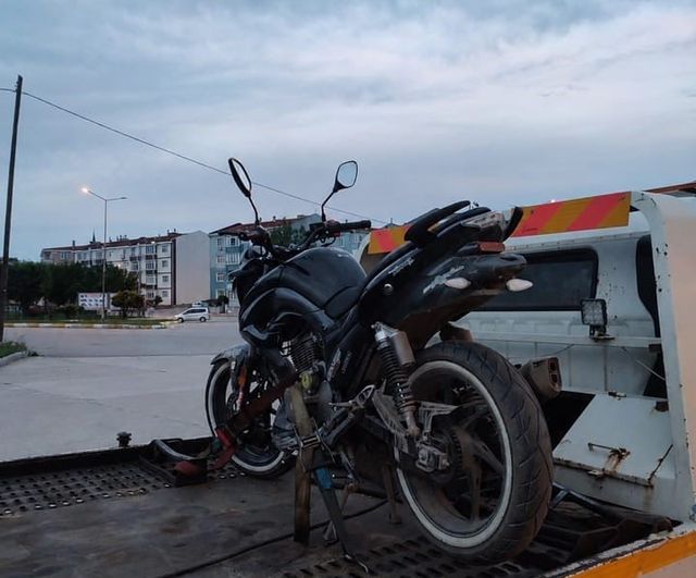 Edirne Uzunköprü'de abartı egzoz ve uygunsuz sürücü belgesiyle motosiklete 27 bin 629 TL ceza