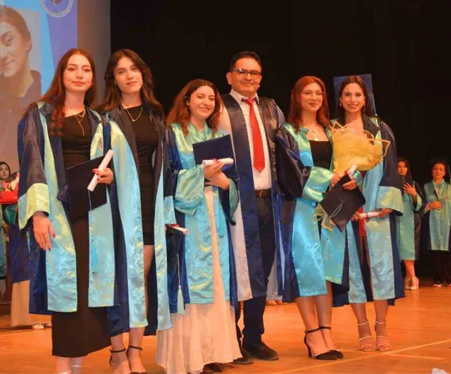 Ege Üniversitesi Atatürk Sağlık Hizmetleri MYO mezunlarını sağlık sektörüne uğurladı