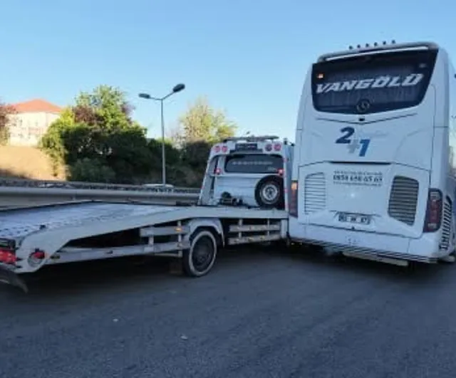 Ehliyetsiz sürücü oto kurtarıcıyla otomobil ve otobüse çarptı: 40'ar bin lira ceza