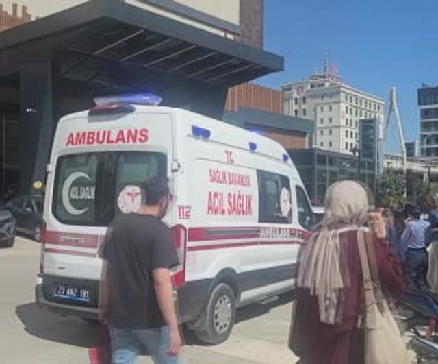 Elazığ'da Four Points By Sheraton Çatı Katında Yangın: 10 Kişi Dumandan Etkilendi