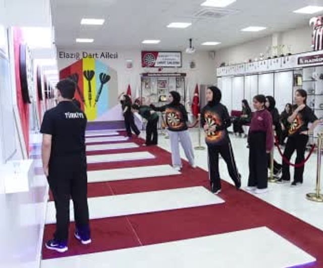 Elazığ’da genç kızların dart sporuna ilgisi artıyor