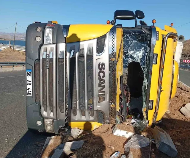 Elazığ'da hayvan yüklü tır devrildi: 2 yaralı