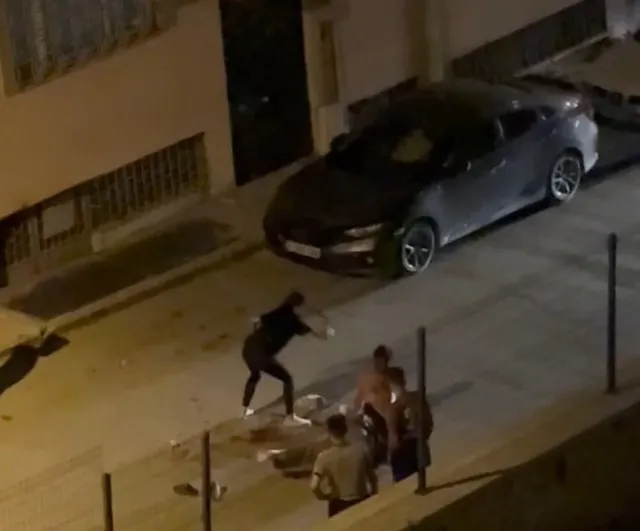 Elazığ'da iki kadın ile bir şahsın sokak ortasındaki kavgası kamerada