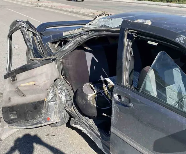 Elazığ’da otomobil aydınlatma direğine çarptı: 1’i ağır 3 yaralı