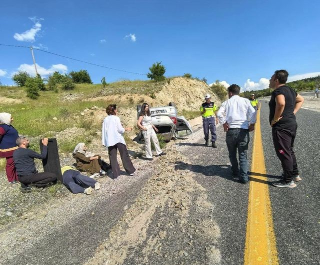 Elazığ'da otomobil takla attı: 3 kişi yaralandı