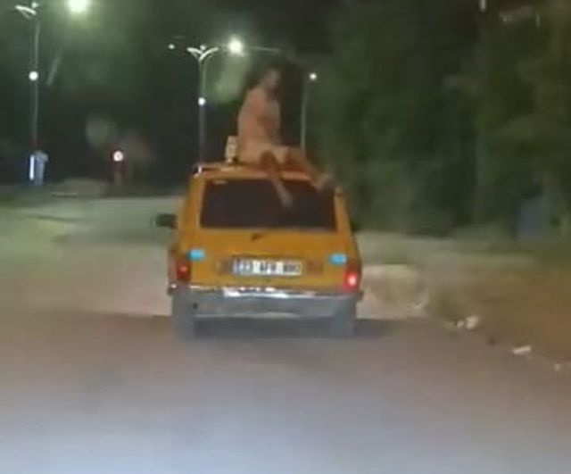 Elazığ'da otomobil tavanında tehlikeli yolculuk görüntülendi
