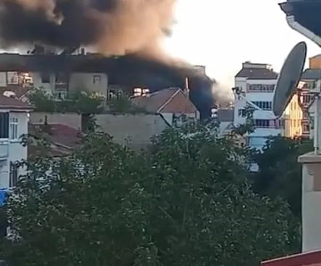 Elazığ’da palet yangını binaya sıçradı