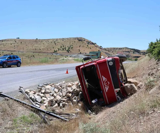 Elazığ'da parke taşı yüklü kamyonet devrildi: 2 yaralı