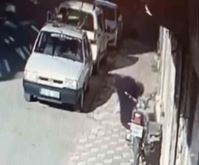 Elazığ'da takip ederek yere düşen 20 bin lirayı alan kadın güvenlik kameralarında