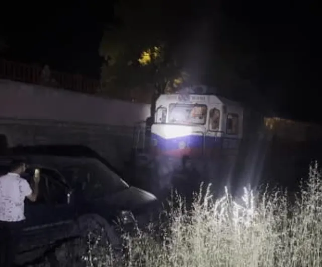 Elazığ'da yük treni hafif ticari aracı yaklaşık 120 metre sürükledi