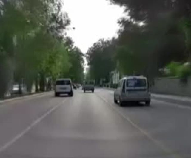 Elazığ'da Zübeyde Hanım Caddesi'nde trafiği tehlikeye atan hafif ticari araç kamerada