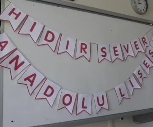 Elazığ Hıdır Sever Anadolu Lisesi'nde atölye: Şehit eşi öğretmen gençlerin hayallerine ışık tutuyor