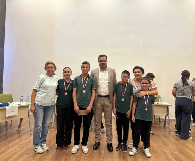 Emcelli Ortaokulu bilgi yarışmasında şampiyon oldu