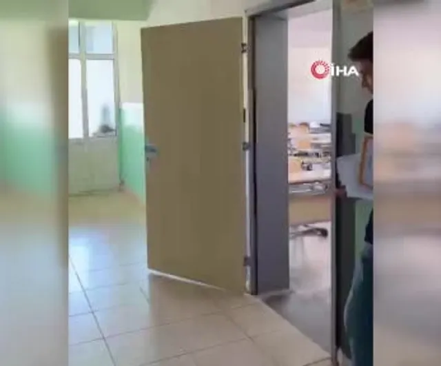 Emeklilikte 40 yıllık öğretmen karne gününde öğrencileriyle vedalaştı