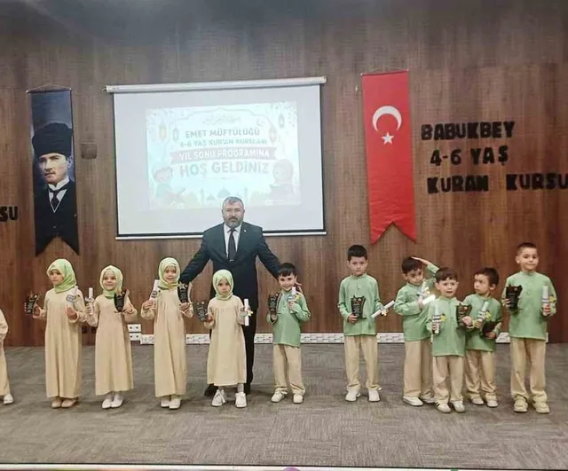 Emet'te 4-6 Yaş Kur’an Kursu Öğrencilerinden Yıl Sonu Gösterisi
