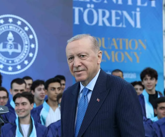 Erdoğan torunu Ömer Tayyip Erdoğan'a diplomasını takdim etti