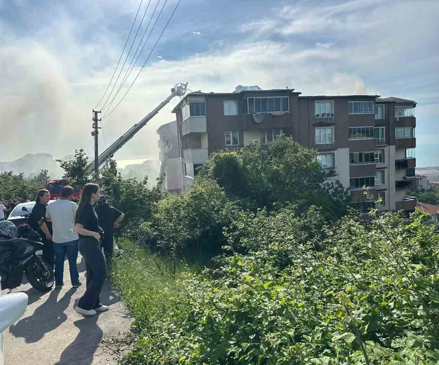 Ereğli'de 7 katlı binanın çatı katında yangın, itfaiye kontrol sağladı