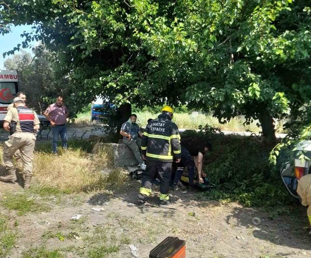 Erzin'de takla atan otomobilde 3 kişi yaralandı