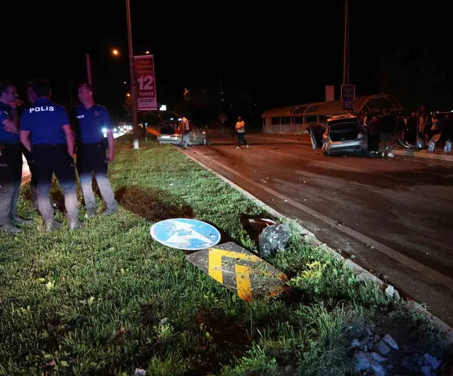 Erzincan'da iki otomobilin çarpışması sonucu 5 kişi yaralandı