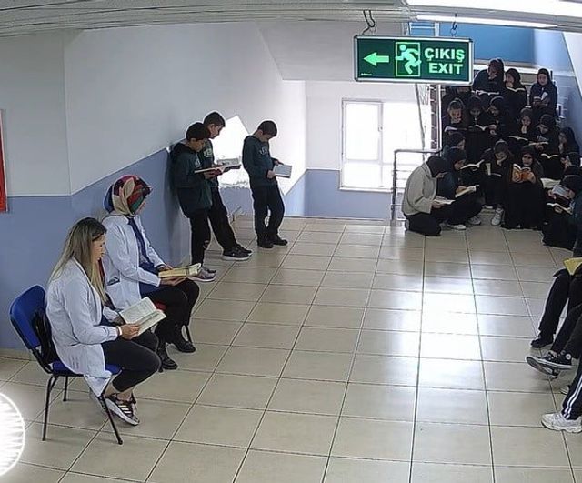 Erzincan'da öğretmenlerin sessiz okuma uygulaması öğrencileri kitaplara yönlendirdi