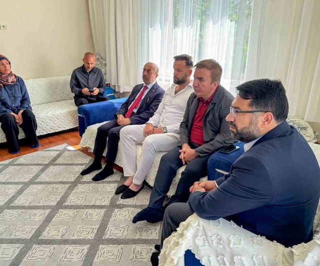 Erzincan valisi Aydoğdu, babasını kaybeden öğrencinin ailesini ziyaret etti