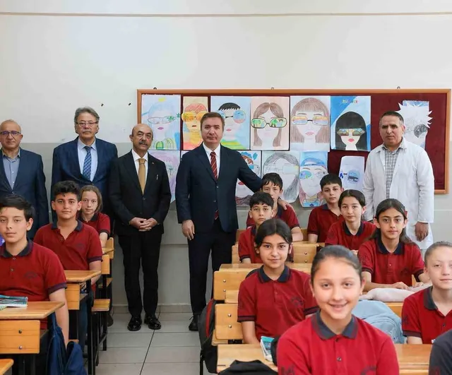 Erzincan Valisi Hamza Aydoğdu, 7. sınıf öğrencisinin daveti üzerine sınıfını ziyaret etti