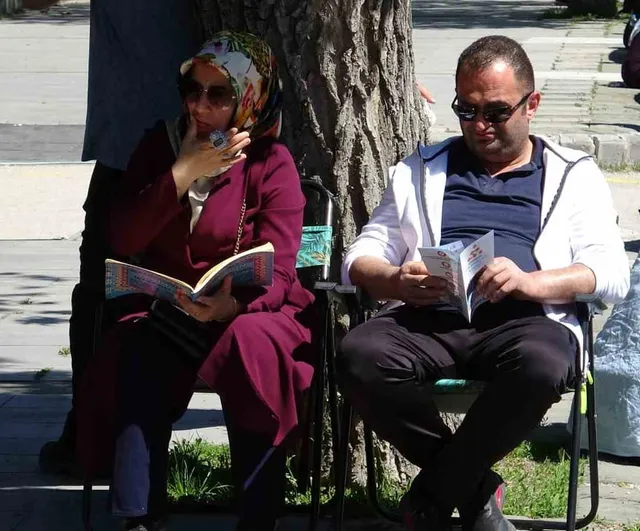 Erzurum'da LGS sınavı: öğrenciler içeride, veliler dışarıda dualarla bekledi