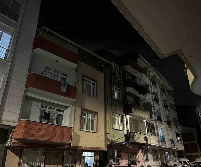 Esenyurt’ta 3 katlı binanın çatısında yangın