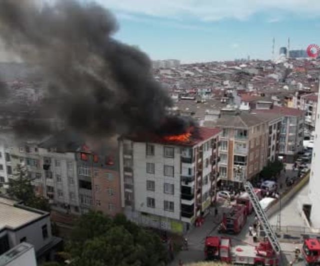 Esenyurt’ta çatı yangını: Alevler yan binaya sıçradı, itfaiye soğutma çalışmalarını sürdürüyor