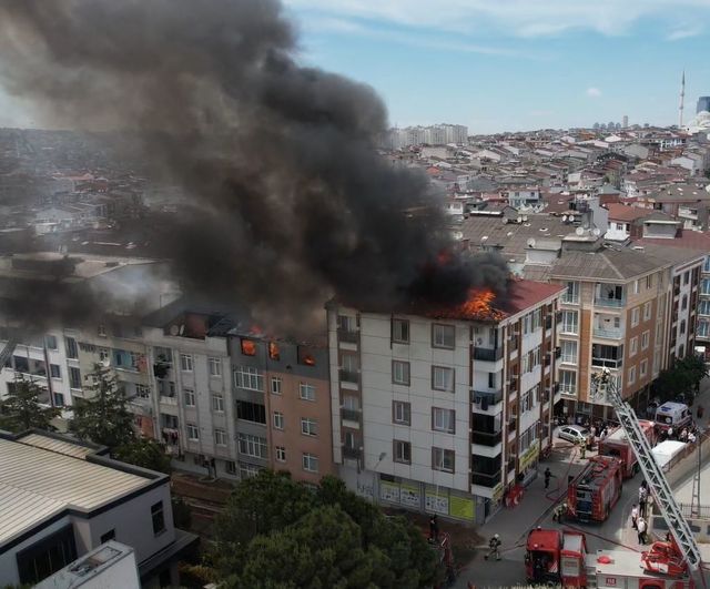 Esenyurt’ta iddiaya göre kaynak çalışması sırasında çatı yangını; 4 binanın çatısına sıçradı