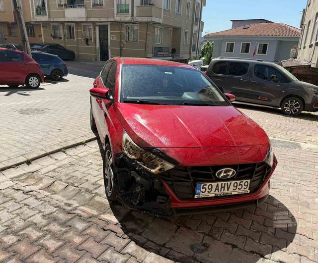 Esenyurt'ta park halindeki iki araç kundaklandı; saldırı anları güvenlik kamerasında