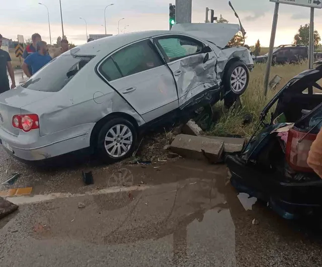 Eskişehir-Afyonkarahisar yolunda kavşakta çarpışma: 2’si ağır 4 yaralı