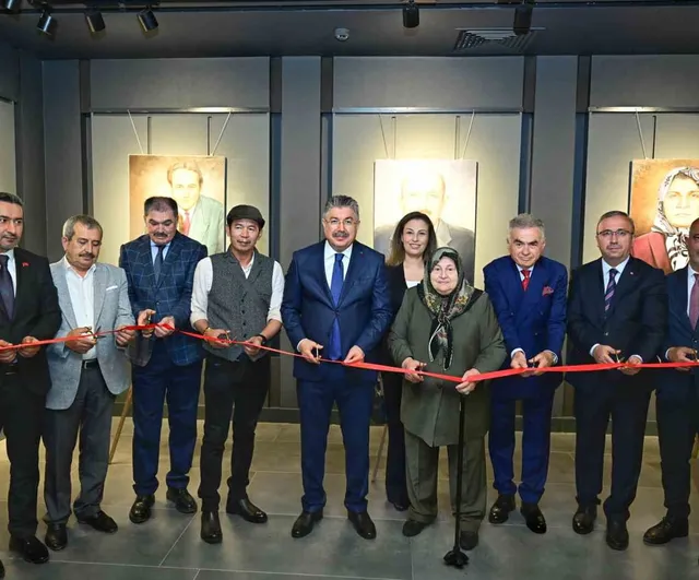 Eskişehir'de 'Ahde Vefa Resim Sergisi' açıldı — Eğitime katkı sağlayan hayırseverlerin portreleri sergilendi