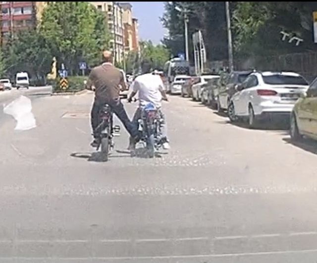 Eskişehir'de elektrikli bisikletle itilen motosiklet araç kamerasına yansıdı