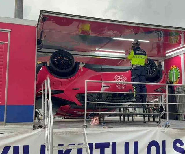 Eskişehir'de gençler Mobil Trafik Eğitim Tırı'nda emniyet kemerinin önemini deneyimledi