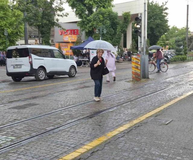 Eskişehir'de gök gürültülü sağanak etkili oldu, sıcaklık 26'dan 15'e düştü