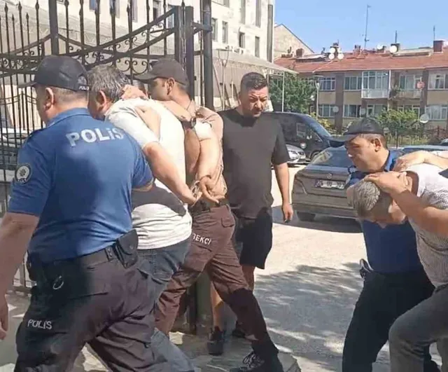 Eskişehir'de okul girişinde bekçiyi darp eden iki kişi tutuklandı