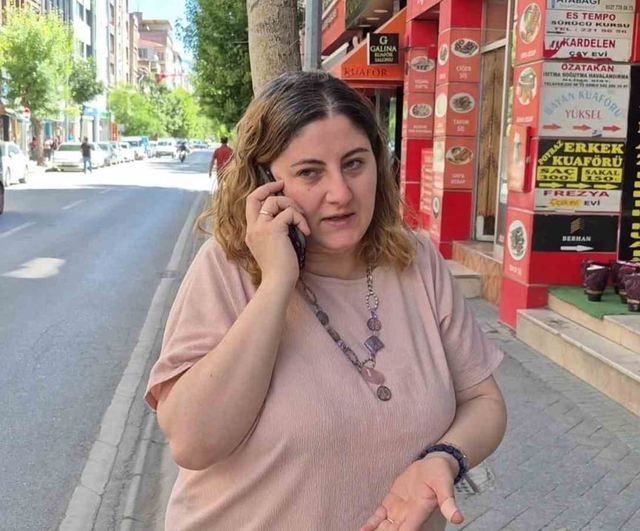 Eskişehir'de reklam tabelasına sıkışan yavru kedi esnaf tarafından kurtarıldı