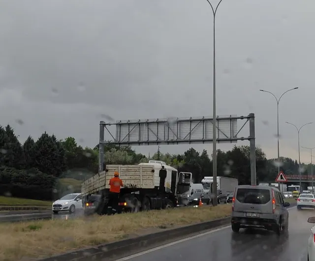Eskişehir'de Sabah Saatlerinde Etkili Sağanak Trafikte Kazalara Yol Açtı
