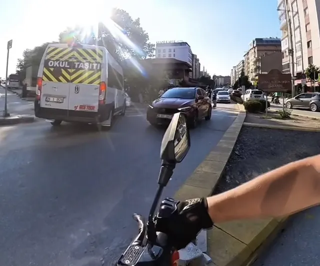 Eskişehir'de servis şoförü kavşakta motosikletlinin önüne girdi, ters yöne devam etti