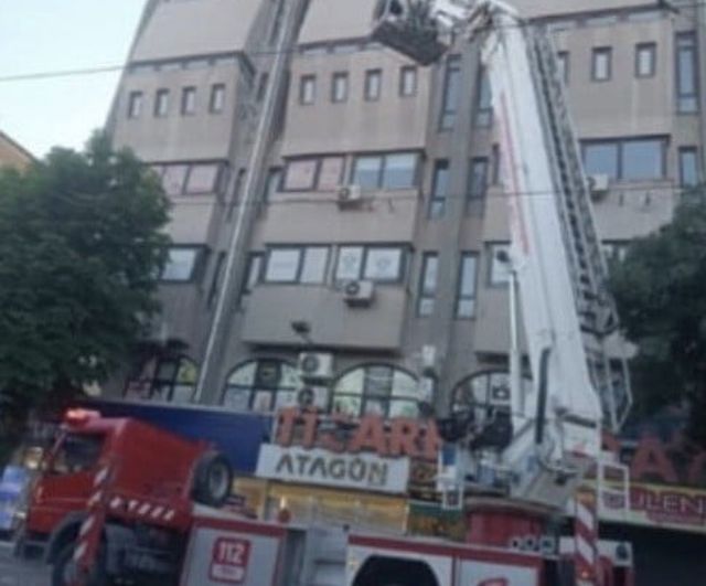 Eskişehir'de Ticaret Sarayı dış cephesinden kopan beton parçalar yayaların arasına düştü